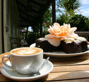 Choose from a variety of bakeries, cafés and restaurants serving fresh cakes and coffee to fine dining cuisine featuring local seafood delicacies.